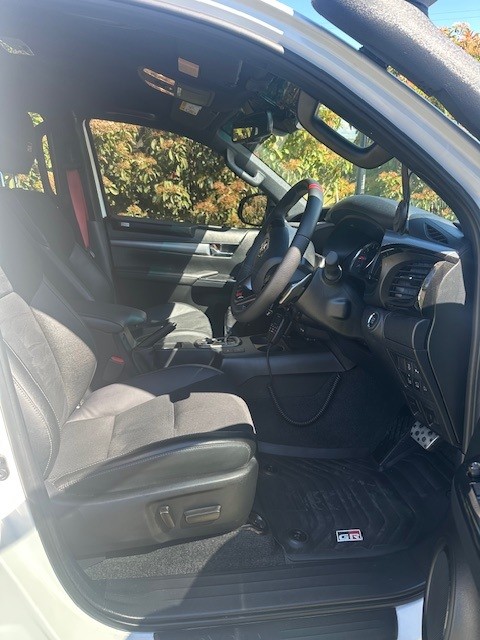 2025 TOYOTA HILUX GR-SPORT (4x4) - Image 4