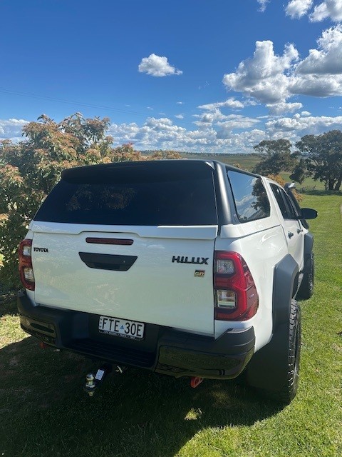 2025 TOYOTA HILUX GR-SPORT (4x4) - Image 9