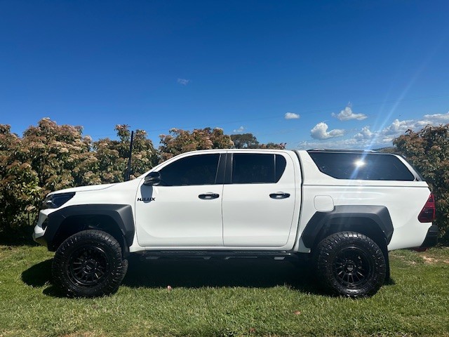 2025 TOYOTA HILUX GR-SPORT (4x4) - Image 3