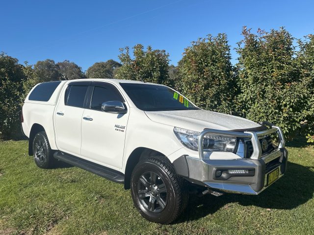 2019 TOYOTA HILUX SR5 (4x4)