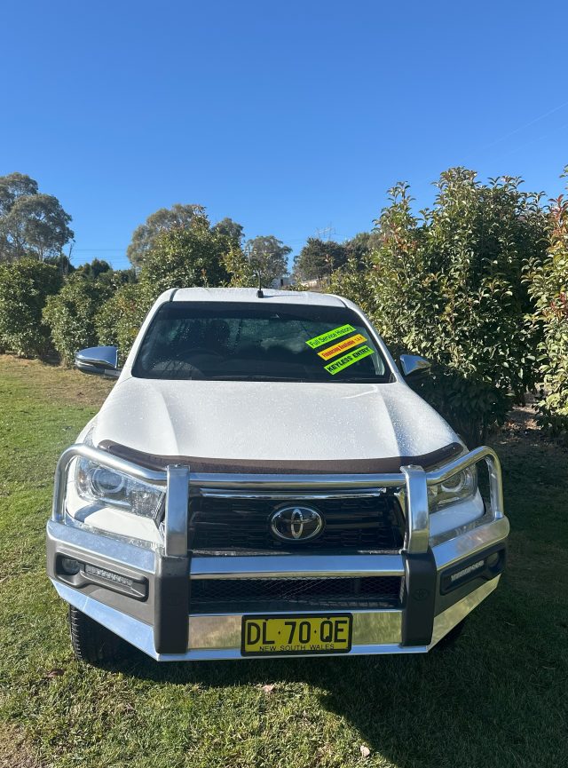 2019 TOYOTA HILUX SR5 (4x4) - Image 2