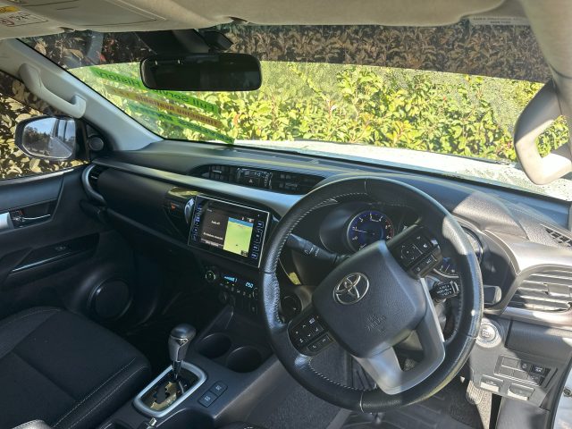 2019 TOYOTA HILUX SR5 (4x4) - Image 4