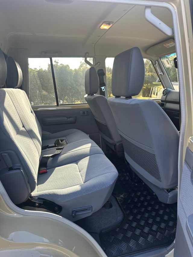 2025 TOYOTA LANDCRUISER 70 SERIES LC76 GXL + DIFF LOCKS - Image 7