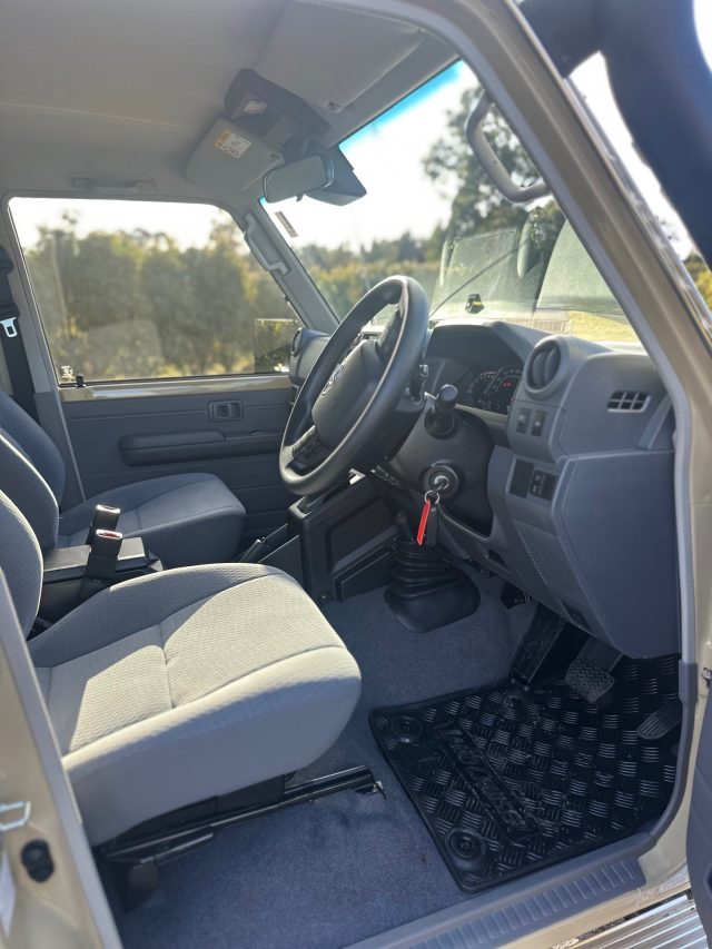 2025 TOYOTA LANDCRUISER 70 SERIES LC76 GXL + DIFF LOCKS - Image 6