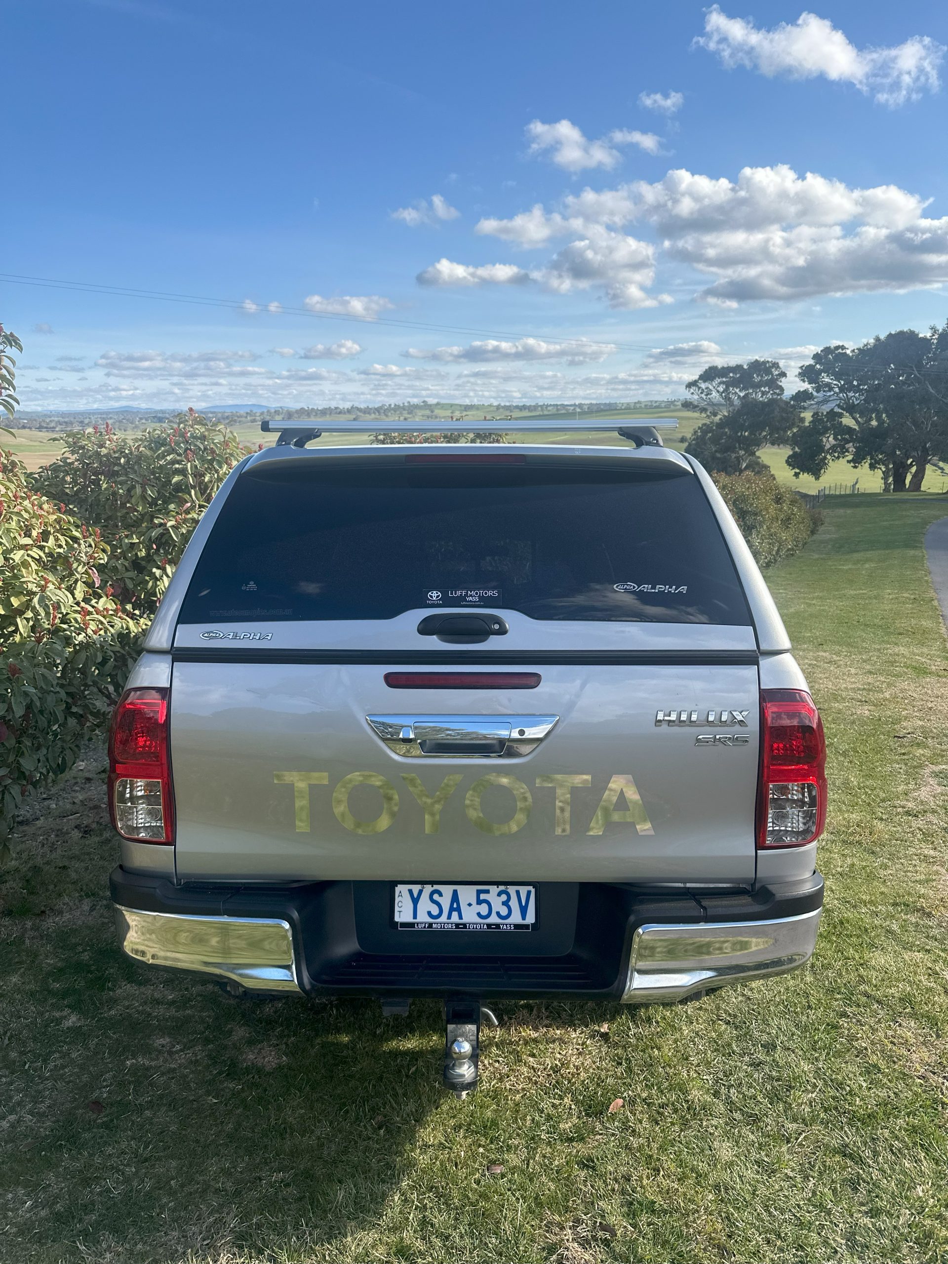 2019 TOYOTA HILUX SR5 (4x4) - Image 8