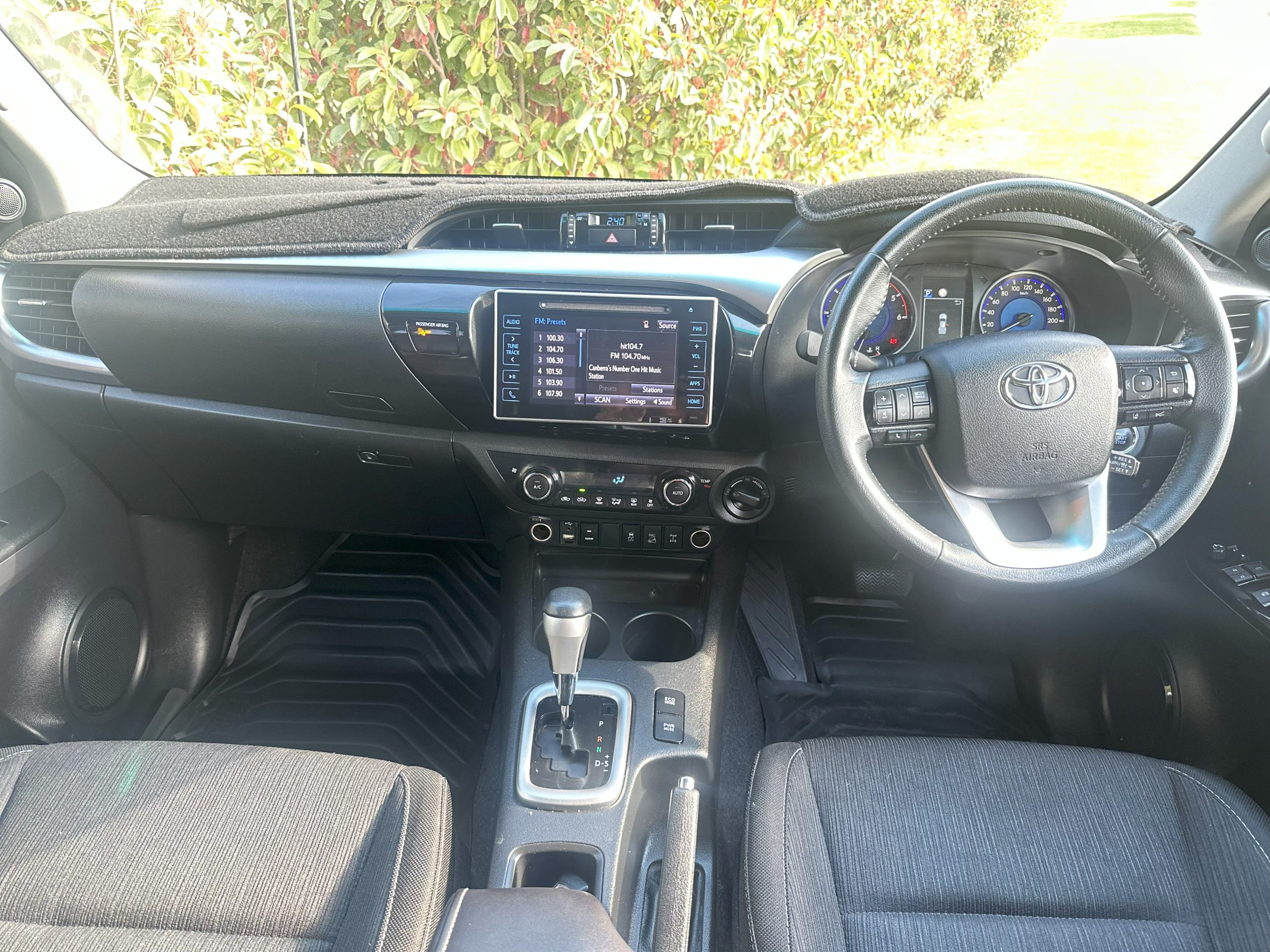 2019 TOYOTA HILUX SR5 (4x4) - Image 5