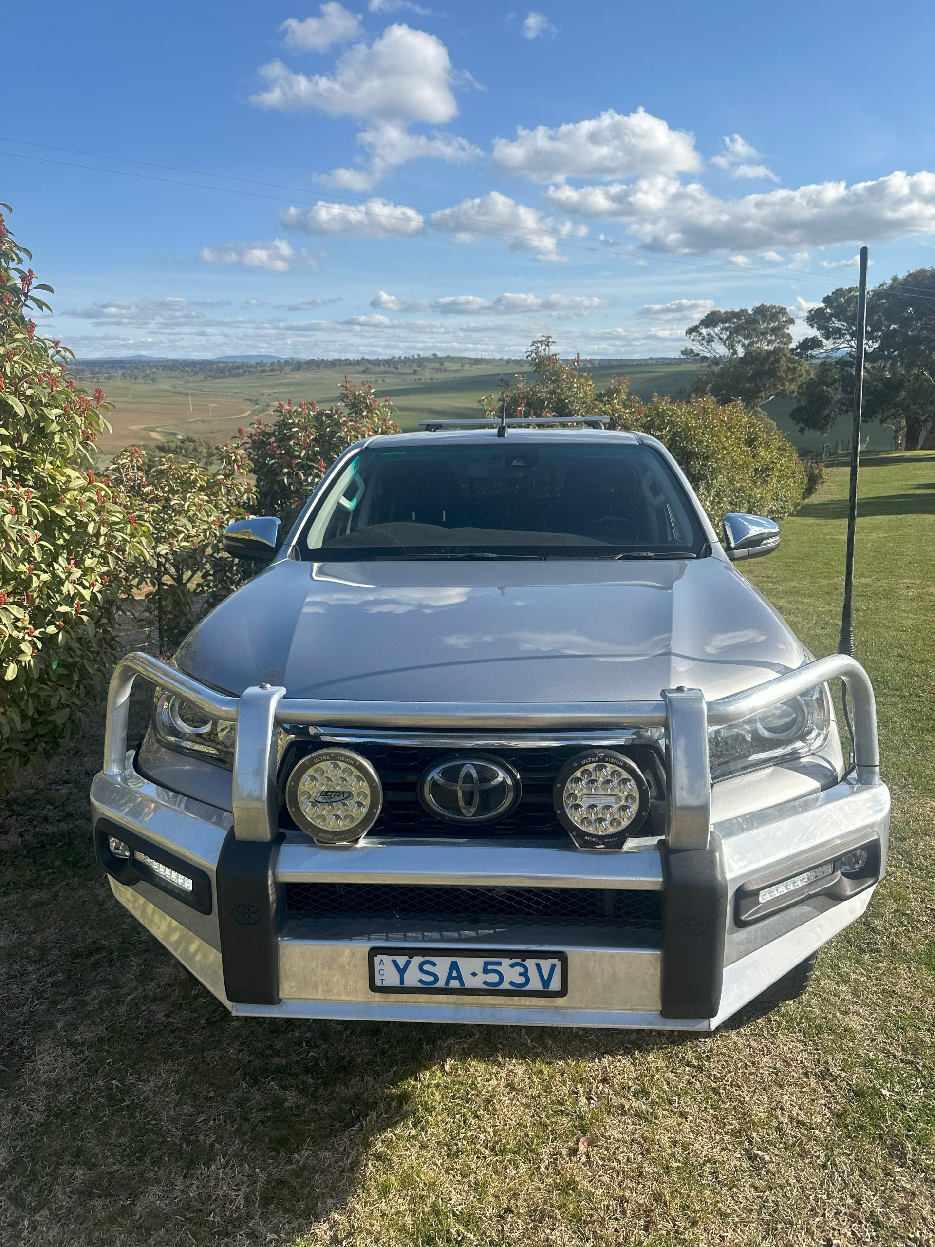 2019 TOYOTA HILUX SR5 (4x4) - Image 2
